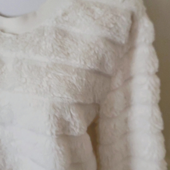 Fuzzy Soft Sweater Size Large - Picture 4 of 7